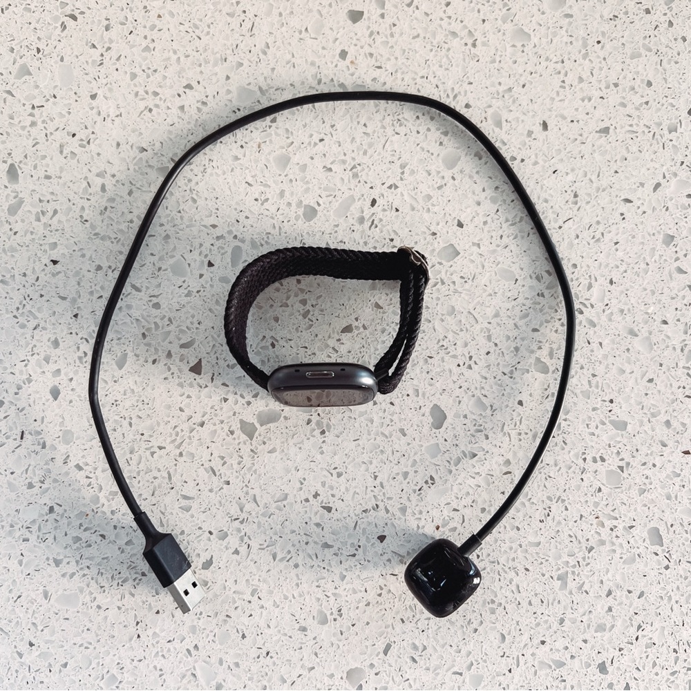 Fitbit 4 Versa - Picture 3 of 3